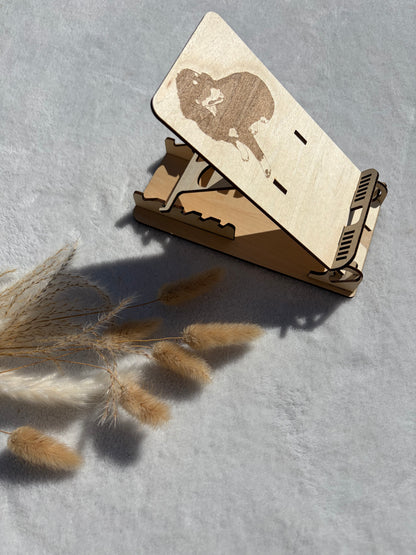 Support téléphone bois gravé personnalisé – Illustration au choix