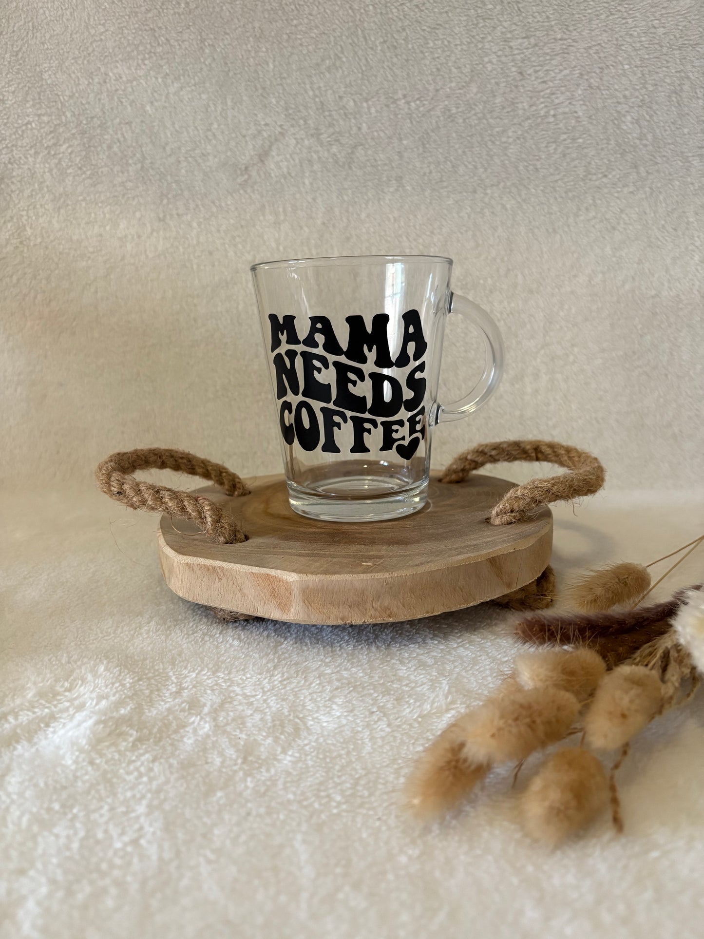Grande tasse en verre – “Mama need coffee”