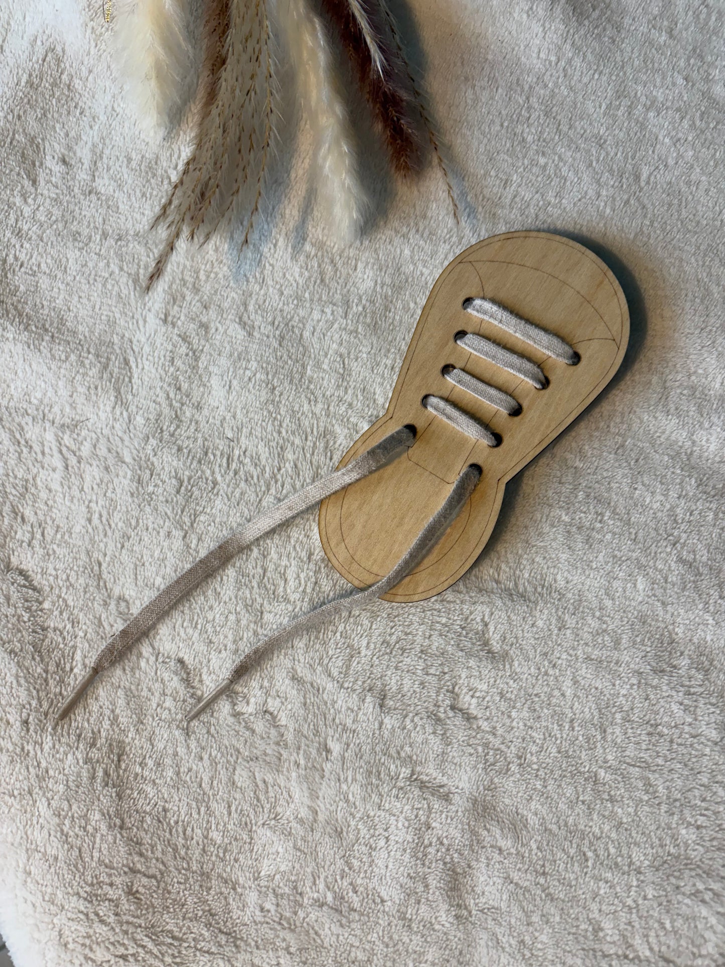 Chaussure en bois – Apprentissage des lacets