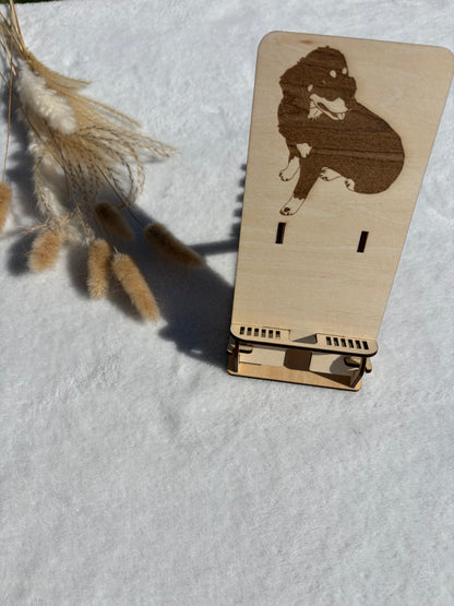 Support téléphone bois gravé personnalisé – Illustration au choix