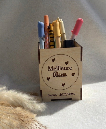 Pot à crayons bois gravé personnalisé – Cadeau maîtresse atsem nounou fin d’année
