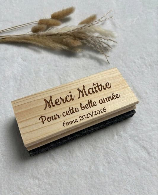 Effaceur tableau bois gravé personnalisé – Cadeau maîtresse maître atsem fin d’année