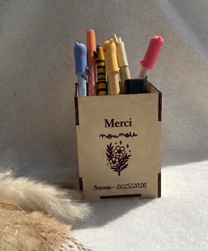 Pot à crayons bois gravé personnalisé – Cadeau maîtresse atsem nounou fin d’année