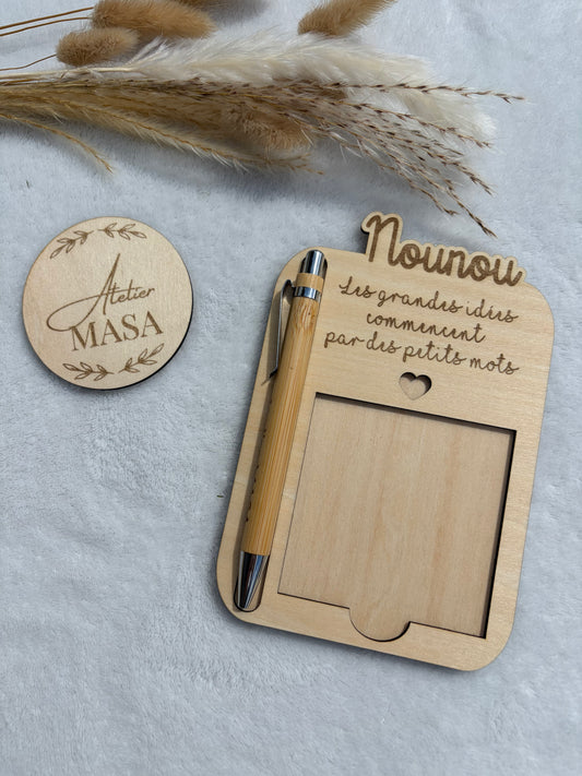 Support post-it stylo bois gravé personnalisé – Cadeau maîtresse nounou bureau