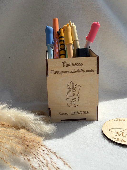 Pot à crayons bois gravé personnalisé – Cadeau maîtresse atsem nounou fin d’année