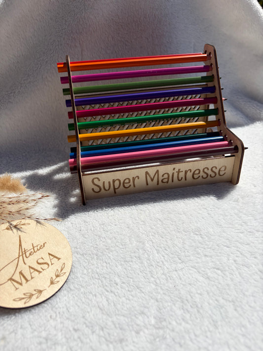 Range-crayons bois gravé personnalisé – Cadeau maîtresse atsem fin d’année